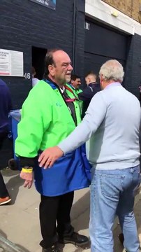 Cet agent de sécurité est totalement incompétent! Fouille au corps ridicule