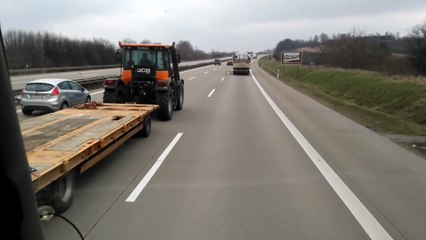 Il se fait doubler par un tracteur sur une autoroute