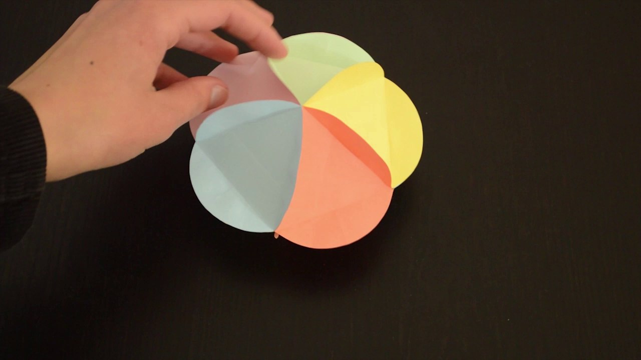 DIY : une boule colorée décorative en origami