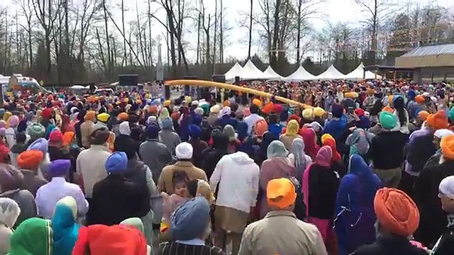 ਗੁਰਦੁਆਰਾ ਸਾਹਿਬ ਦਸਮੇਸ਼ ਦਰਬਾਰ ਸਰੀ ਵਿਖੇ ਨਿਸ਼ਾਨ ਸਾਹਿਬ ਦੀ ਸੇਵਾ ਦਾ ਦ੍ਰਿਸ਼