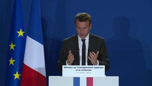 Quand Emmanuel Macron découvre en direct son discours et avoue... ne pas tout comprendre !