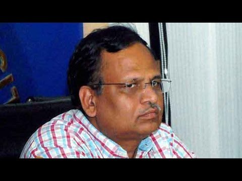 Satyendra Jain attacked by shoe outside IT office by Aam Aadmi Sena member | Oneindia News