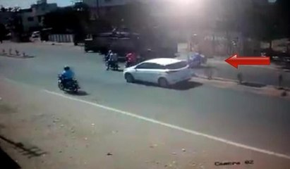 Kamyon motosikleti ezdi: 2 ölü, 1 yaralı