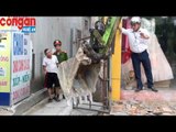 Máy xúc giành lại vỉa hè tại đường Nguyễn Du, thành phố Vinh