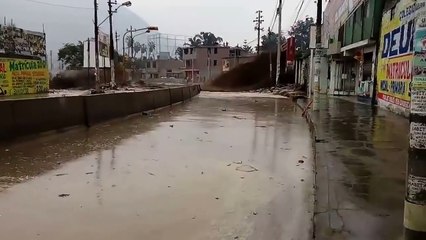 VÍDEO IMPACTANTE, Precisos Momentos que el Huayco Invade la Ciudad