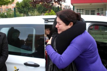 2 Çocuğunu Yangından Kurtaran Bakıcıya Böyle Sarıldı