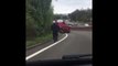Un camion descend sur l'autoroute sans son chauffeur qui a oublié le frein à main.