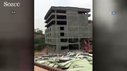 Bina iş makinesinin üzerine devrildi