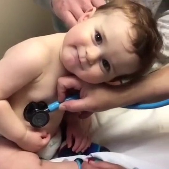 Trop mignon ce bébé fait un gros calin à l'infirmière...