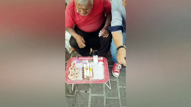 Ce papy qui vend des bonbons dans la rue va recevoir un cadeau magnifique d'un inconnu