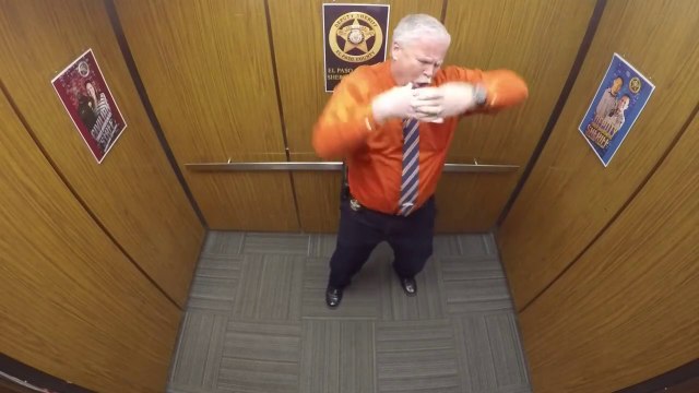 Regardez ce policier feter son départ à la retraite : tellement drole