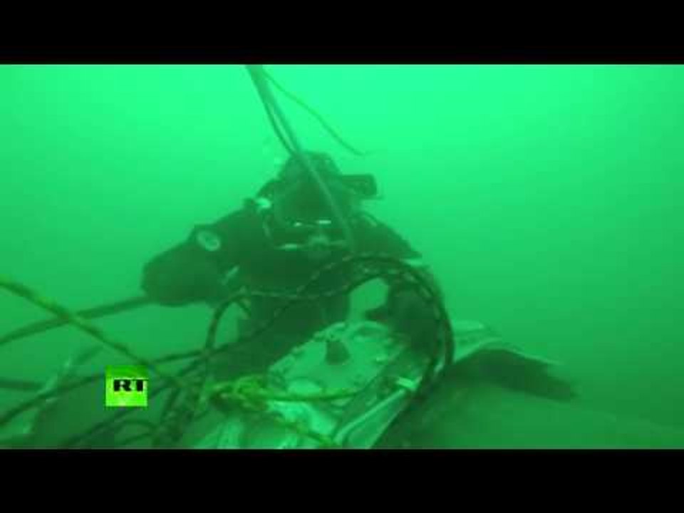 RAW: Divers search seabed at Tu-154 crash site