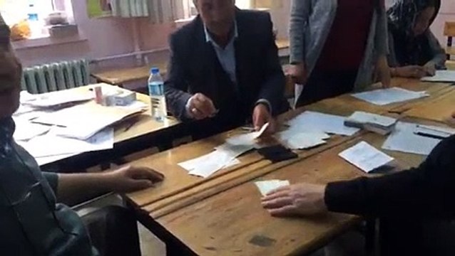 Mühürsüz oy pusulalarını sandıktan çıkarıp mühürlediler