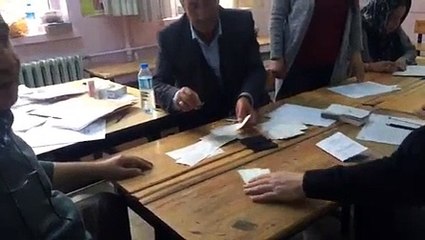 Mühürsüz oy pusulalarını sandıktan çıkarıp mühürlediler