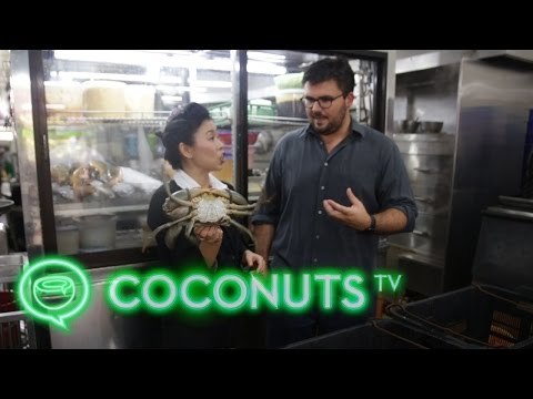 How to eat crab in Singapore | Coconuts TV