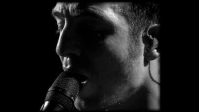 On reconnaît bien le jeu de Jeff Porcaro .... Je ne suis même pas sûre qu' il ait accepté de la jouer pour eux parce qu' il fallait man