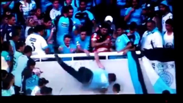 Des supporters argentins balance un supporter adverse par dessus le stade