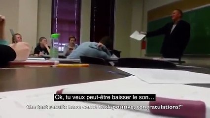 Une é de 15 ans reç un appel pendant les cours pour lui annoncer qu elle est enceinte. Le prof est sous le choc !