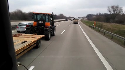 Un tracteur double des véhicules à 90 km/h sur l'autoroute !