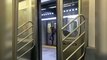 Une femme se retrouve la tête coincée entre les portes du métro à New York.
