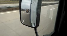 Un routier se fait doubler sur l'autoroute par un tracteur.