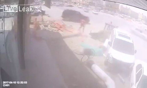 Un chauffeur fonce dans un chantier de construction...et l'ouvrier frôle la mort de justesse