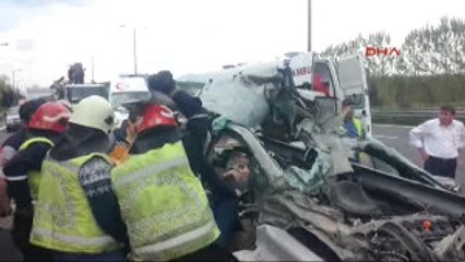 Sakarya Otomobil Yol Ayrımındaki Bariyerlere Girdi: 2 Yaralı