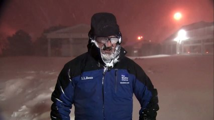¡Hombre del tiempo enloquece en plena tormenta de nieve!