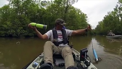¡El susto de un padre al pescar un enorme criatura con dientes!