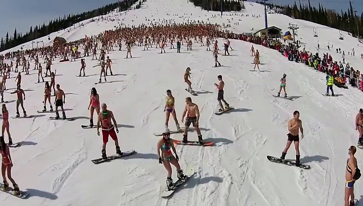 ¡Esquí en bikini y bañador en Siberia!