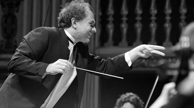 BLACK & WHITE MYRON __ Rossini- Overture to Barbiere di Siviglia, Gyor Philharmonic - Michalis Economou