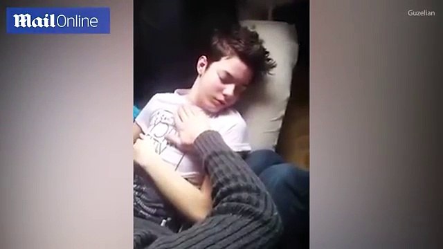 Un ado dort 18 heures par jour depuis 3 mois et il est impossible de le réveiller