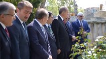 Cumhurbaşkanı Erdoğan, Necmettin Erbakan'ın Kabrini Ziyaret Etti