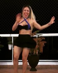 La Materialista Calentando Antes Del Gym.