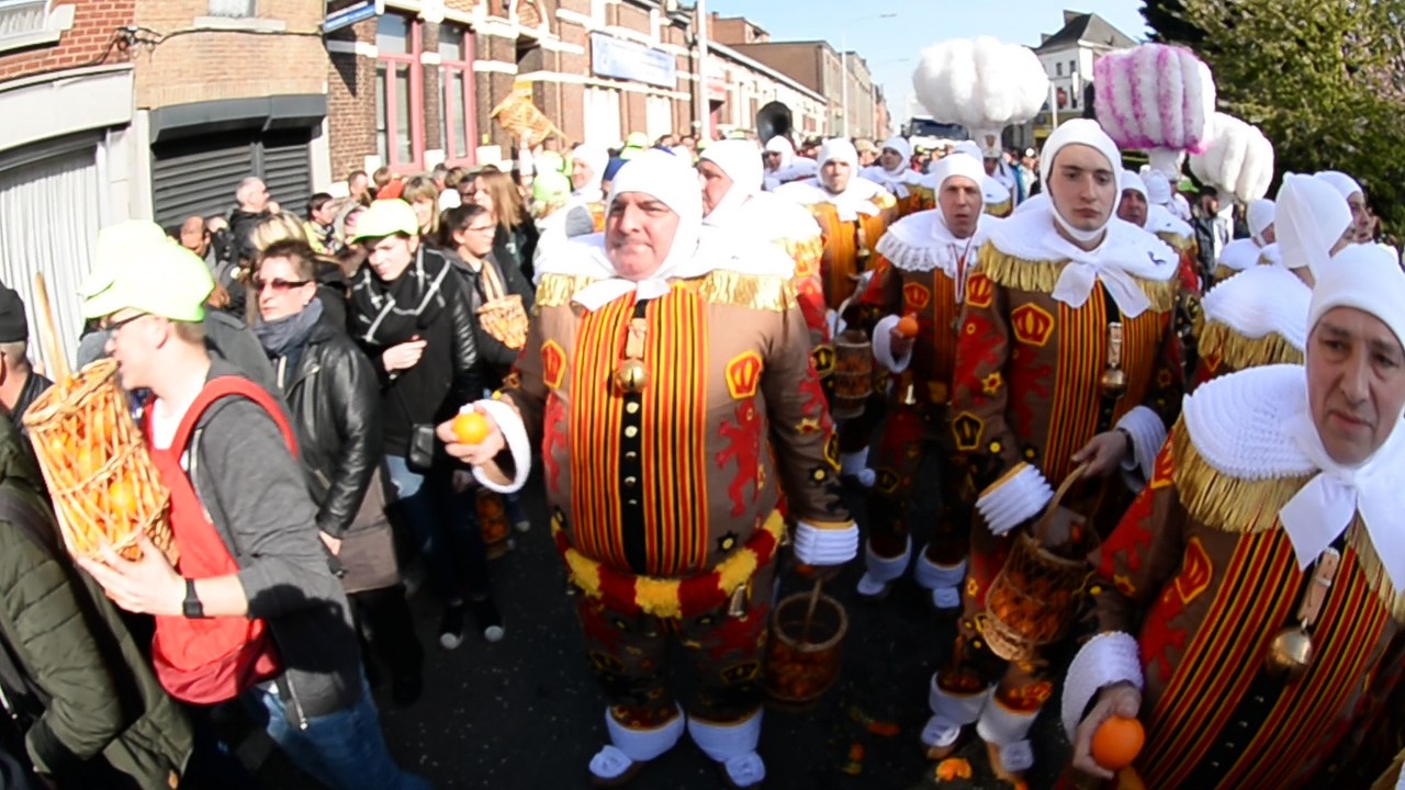 Ambiance avec les gilles à la cavalcade de Jemappes 2017.Vidéo 2 Eric GHISLAIN