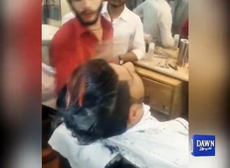 Download Video: ‫ - بہاولپور کے حجام نے آگ سے بال کاٹ کر سوشل میڈیا پر دھوم...‬