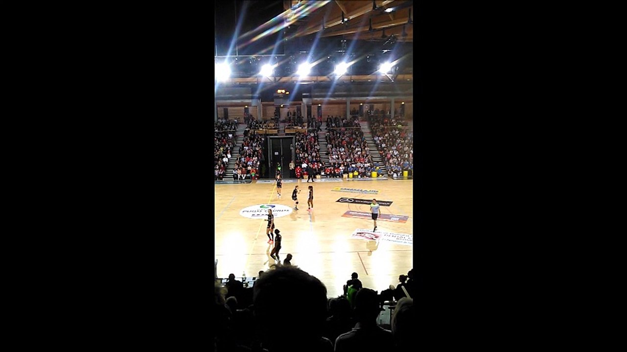 Début du match Celles sur belle contre Issy paris salle l'Acclameur