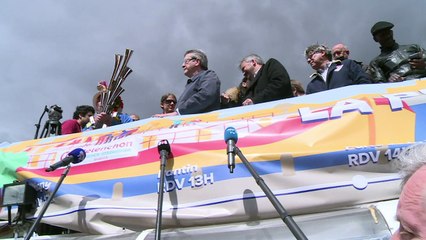 Mélenchon en campagne à bord de la "Péniche insoumise"