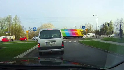 Condutor tem ideia DE GÉNIO para lhe cederem passagem