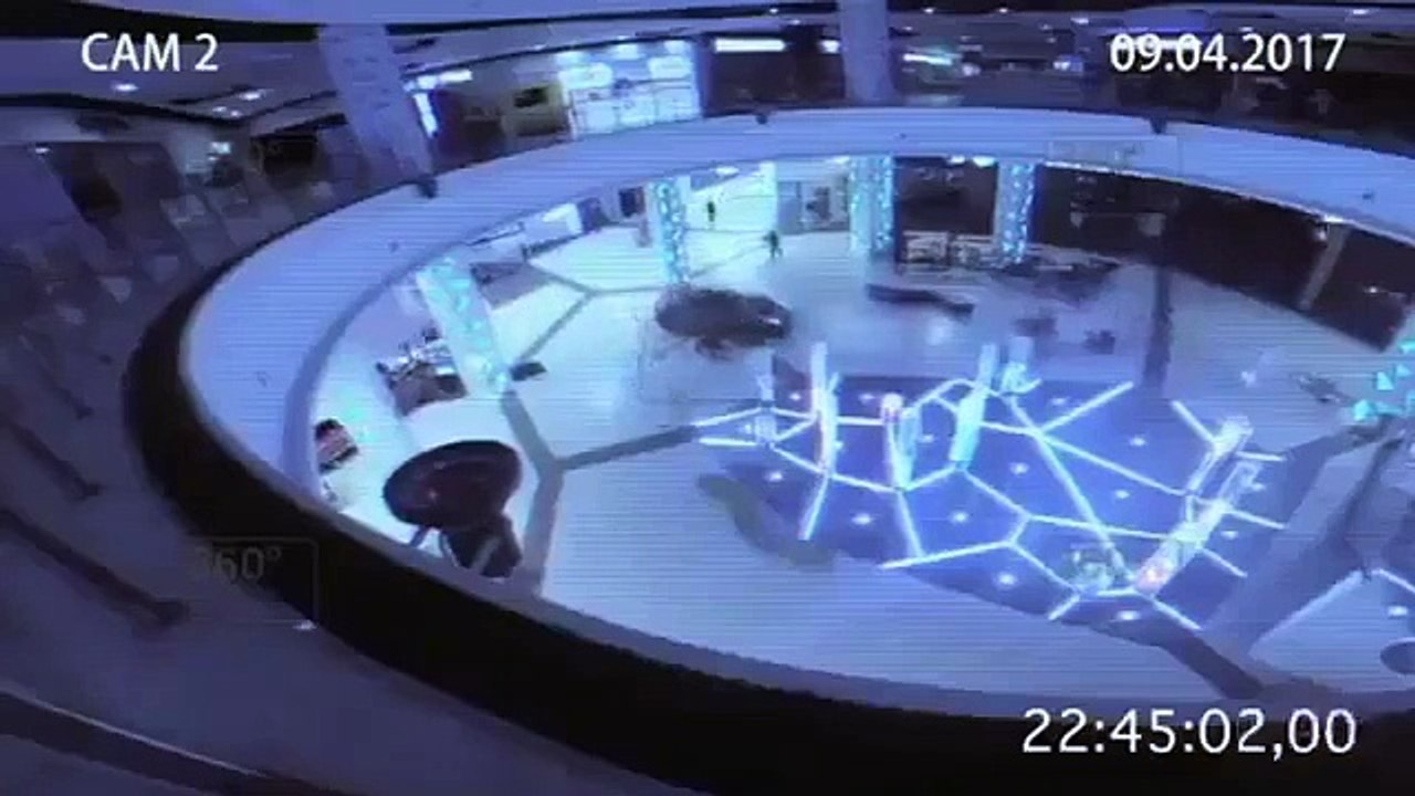Milionário russo saca traços de ferrari em shopping