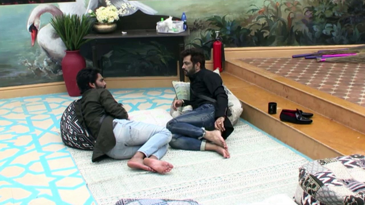 Manu & Manveer discuss about Monalisa's husband on Bigg Boss 10