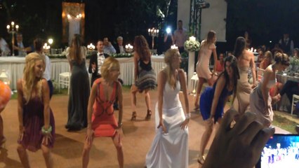 Düğünün harika kızlarının şovu