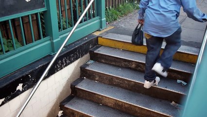 In questa stazione della metro di New York si ripete sempre la solita scena...