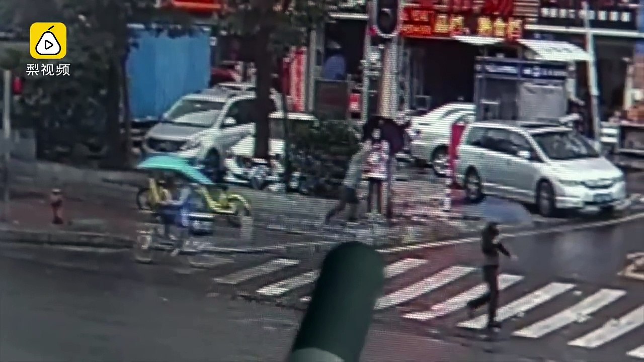 Roubou um telemóvel e fugiu para o interior de uma esquadra da polícia