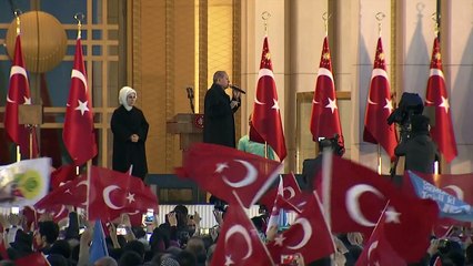 Erdogan rechaza críticas sobre referéndum y celebra su victoria