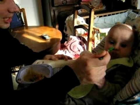 Mange compote avec papa