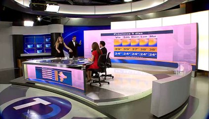 ¡Le pide matrimonio a presentadora del tiempo en directo!