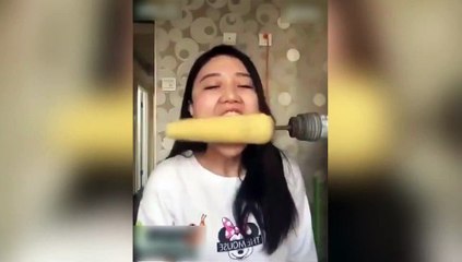 ¡Pierde pelo por comer maíz con un taladro!