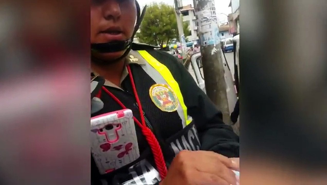 ¡Obliga a policía a corregir faltas de ortografía para firmar multa!