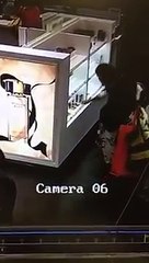 Viral - Woi kak!! Kalau miskin sangat tak payah la mencuri ye. Memalukan